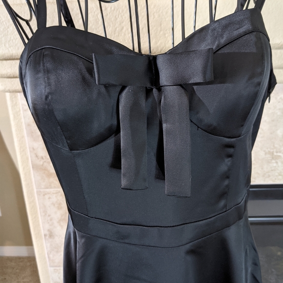 Classic satin look, spaghetti strap party dress. Estimated to be size: L - Picture 6 of 9